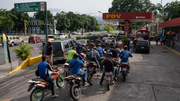 Venezuela recibe ayuda de combustible de Eni y Repsol mientras persiste el desabastecimiento