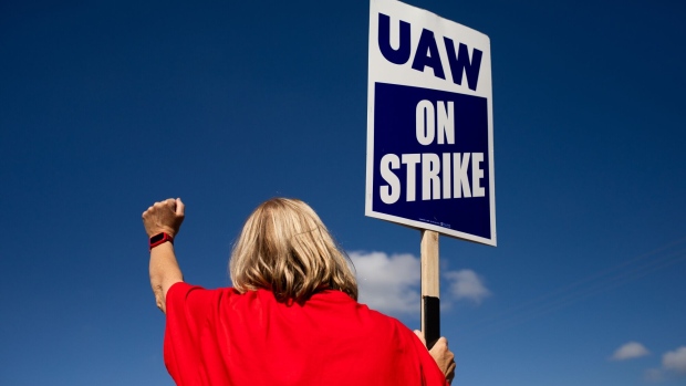 A UAW member pickets outside Ford’s assembly plant. Photographer: Emily Elconin/Bloomberg