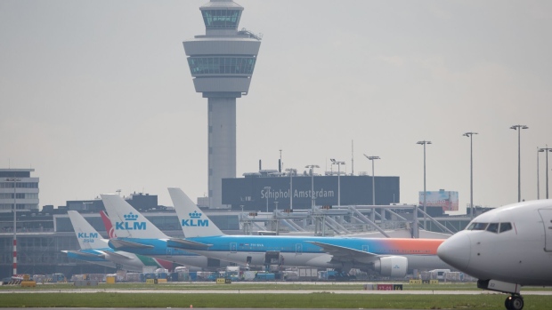 Passenger aircraft operated by KLM, the Dutch arm of Air France-KLM Group, stand at boarding gates at Schiphol airport in Amsterdam, Netherlands, on Tuesday, Aug. 15, 2017. Delta Air Lines Inc., China Eastern Airlines Corp. and Air France-KLM Group are reaching for their checkbooks to forge a deeper global alliance.