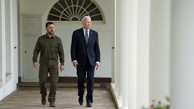 WASHINGTON, DC - SEPTEMBER 21: Ukrainian President Volodymyr Zelensky (L) walks with U.S. President Joe Biden down the colonnade to the Oval Office during a visit to the White House September 21, 2023 in Washington, DC. Zelensky is in the nation's capital to meet with President Biden and Congressional lawmakers after attending the United Nations General Assembly in New York. (Photo by Evan Vucci-Pool/Getty Images)