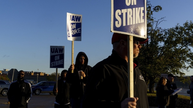 LOUISVILLE, KENTUCKY - OCTOBER 14: Factory workers and UAW union members form a picket line outside the Ford Motor Co. Kentucky Truck Plant in the early morning hours on October 14, 2023 in Louisville, Kentucky. UAW leadership announced that the Kentucky Truck Plant would be the latest automotive manufacturing facility to join the nationwide strike. (Photo by Michael Swensen/Getty Images)