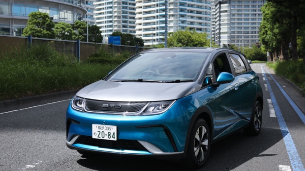 日本の自動車メーカーは電気自動車への野望が現実であることを示すために壇上に上がっている
