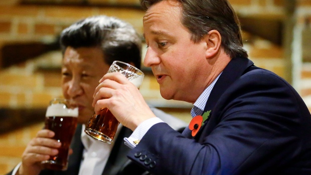 Xi Jinping and David Cameron drink beer in 2015.