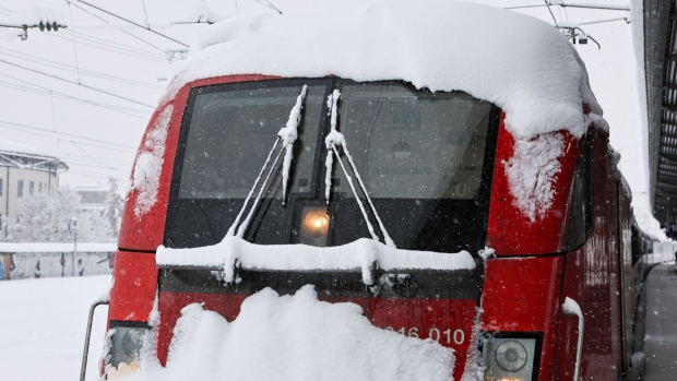 MUNICH, GERMANY - DECEMBER 02: A train at the train station Pasing covered in snow following a heavy snowfall on December 02, 2023 in Munich, Germany. A deluge of snow has forced cancellations of rail connections and caused traffic chaos. (Photo by Leonhard Simon/Getty Images)