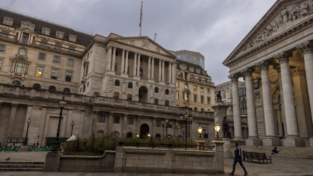 A commuter passes the Bank of England (BOE) in London, UK, on Monday, Sept. 18, 2023. Investors are leaning toward another quarter-point increase in the BOE’s key rate from 5.25% at the meeting on Sept. 21, but doubts on markets over further hikes have mounted in recent weeks.