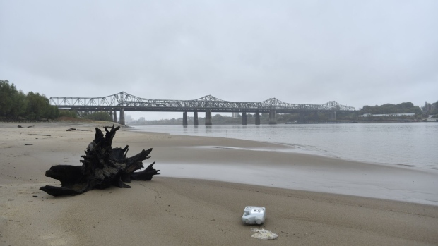 Low water levels expose patches of sand and discarded trash on the Mississippi River in Memphis, Tennessee. Photographer: Houston Cofield/Bloomberg