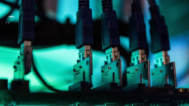 Lights illuminate USB cables inside a 'mining rig' computer, used to mine cryptocurrency, in Budapest, Hungary, on Wednesday, Jan. 31, 2018. Cryptocurrencies are not living up to their comparisons with gold as a store of value, tumbling Monday as an equities sell-off in Asia extended the biggest rout in global stocks in two years. Photographer: Akos Stiller/Bloomberg