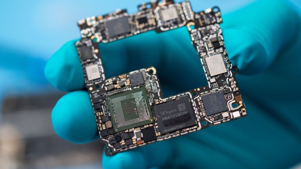 Components of a Huawei Technologies Co. Mate X5 smartphone, including a Kirin 9000s chip fabricated in China by Semiconductor Manufacturing International Corp. (SMIC), arranged in Ottawa, Ontario, Canada, on Tuesday, Sept. 19, 2023. Huawei's Kirin 9000s processor supports 5G wireless speeds, TechInsights said, dispelling some of the mystery around the Chinese company's latest devices.