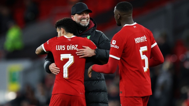 Liverpool manager Juergen Klopp celebrates with his players Luis Diaz and Ibrahima Konate.