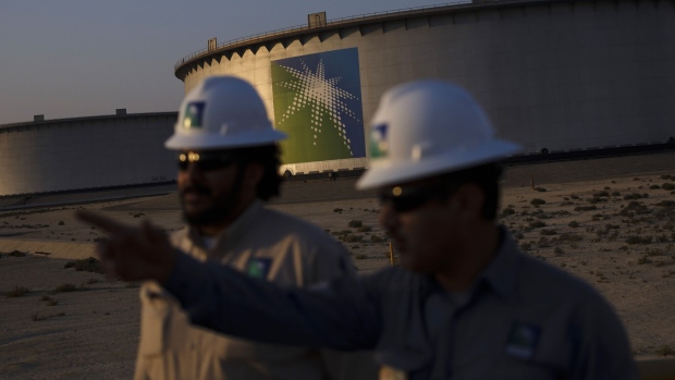 Crude oil storage tanks at Saudi Aramco's Ras Tanura oil refinery and terminal in Saudi Arabia. Photographer: Simon Dawson/Bloomberg