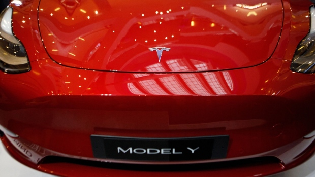 2023 7 20  ̽þ ˶Ǫ õǴ Tesla Inc. Model Y  ڵ. Tesla  ˶Ǫ ó  翡   ƿƼ  Model Y ߽ϴ.   ̵ Ϸ ƽþ   ȭմϴ.