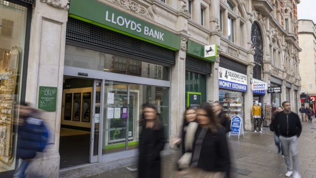 Lloyds Takes £450 Million Provision for Car Finance Review - BNN Bloomberg