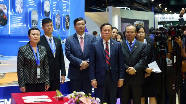 Comac President He Dongfeng, center, was on hand to woo prospective customers. Photographer: Ore Huiying/Bloomberg