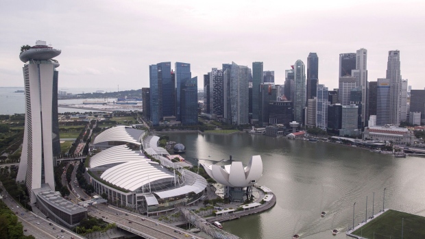 The Marina Bay Sands and the business district in Singapore. Photographer: Ore Huiying/Bloomberg