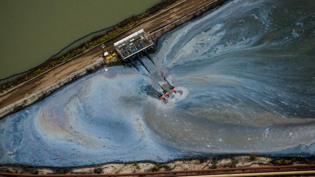 Aerial view of operations at the Athabasca oil sands near Fort McMurray, Alberta, Canada. Photographer: Ben Nelms/Bloomberg