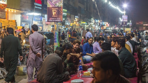 Diners outside a restaurant along a road in Karachi, Pakistan, on Saturday, March 5, 2022. Pakistan’s central bank will likely keep rates on hold at 9.75% at its March 8 meeting after aggressive tightening in the second half of 2021. Photographer: Asim Hafeez/Bloomberg
