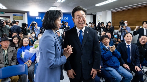 Lee Jae-myung, leader of the Democratic Party, right, and his wife Kim Hye-kyung at a district office in Incheon. Photographer: SeongJoon Cho/Bloomberg