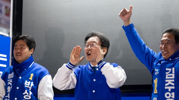 Lee Jae-myung, center, during a campaign rally in Gimpo on April 6.