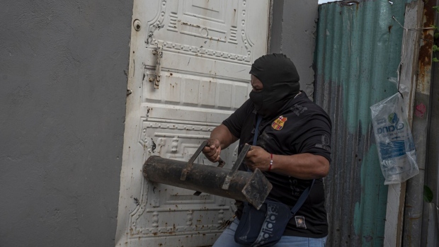 Military and police raid a home in Duran, Ecuador during Noboa’s state of emergency