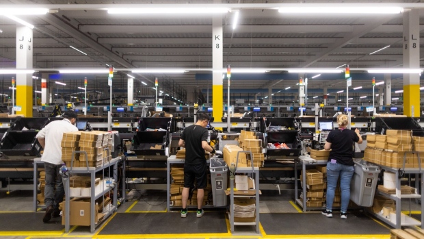 Pekerja gudang Amazon mengatakan mereka kesulitan untuk membeli makanan dan sewa