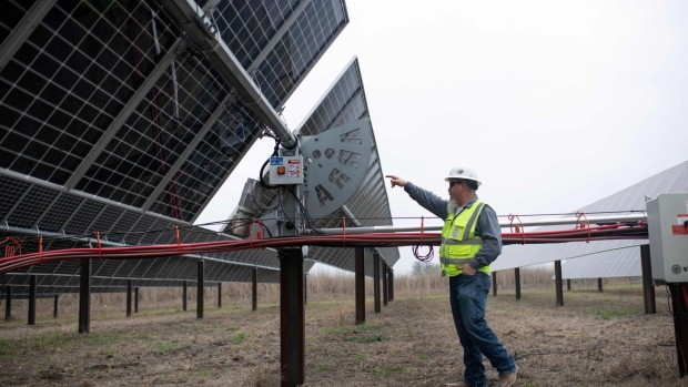 A solar farm in Hill County, Texas. Photographer: Mark Felix/AFP/Getty Images