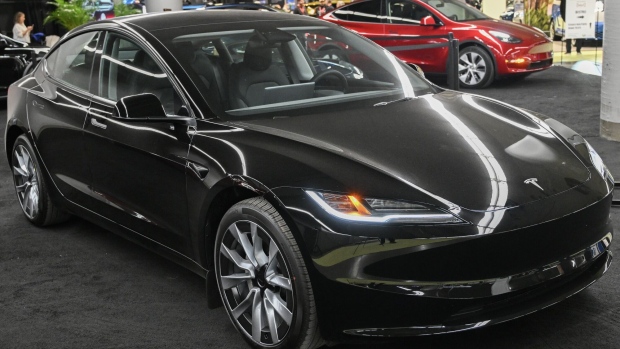 Tesla-auto's van Chinese makelij stromen massaal naar Canada terwijl Biden een Amerikaanse tariefmuur bouwt