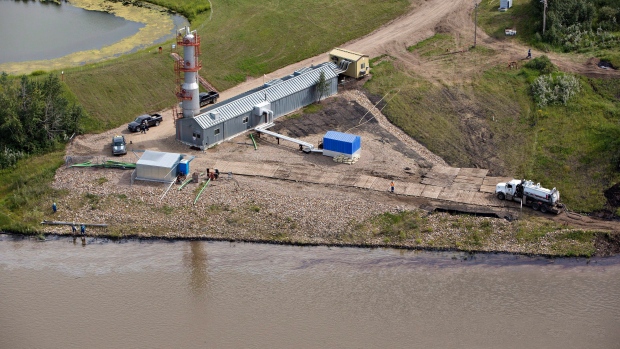 Husky crews work to clean up an oil spill on the North Saskatchewan river near Maidstone, Sask
