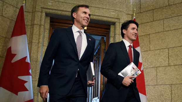 Finance Minister Morneau and Prime Minister Trudeau holding copies for the 2017 federal budget