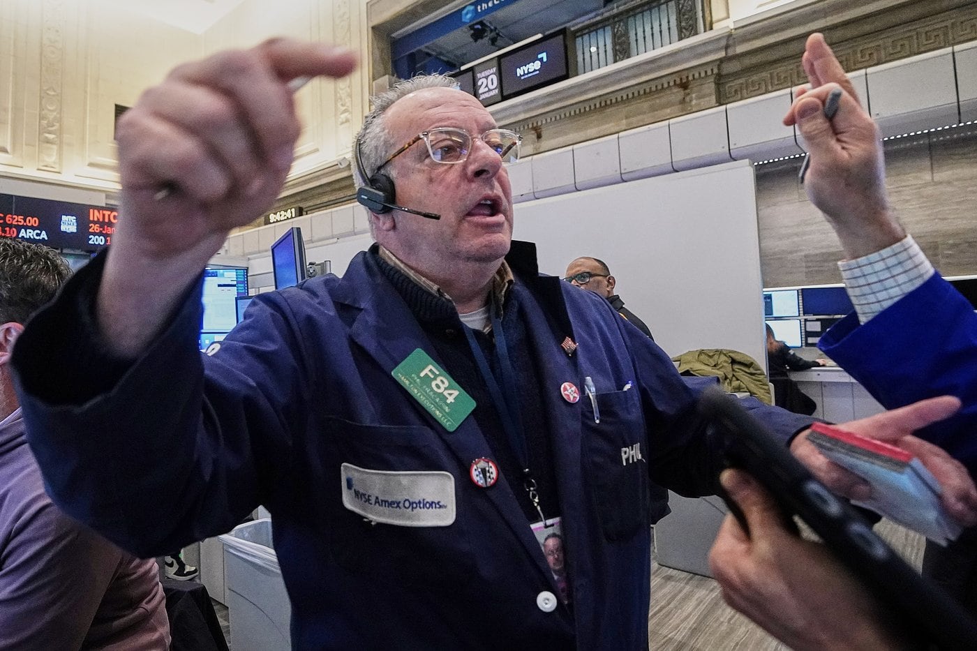 U.S. stocks rise to records after a solid jobs report overshadows higher oi