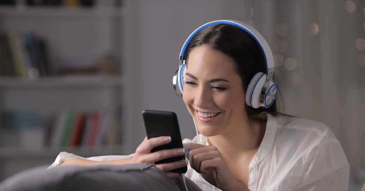 Musikindustrie führt Labels für KI-generierte Inhalte ein.
