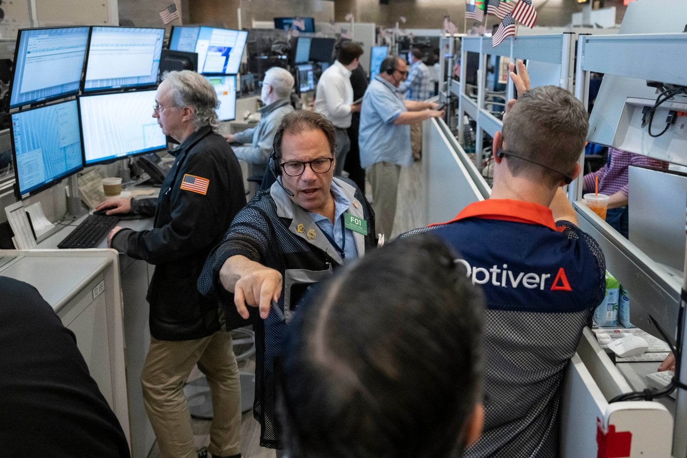 Markets today : AI stocks keep falling , but U . S . indexes stay records