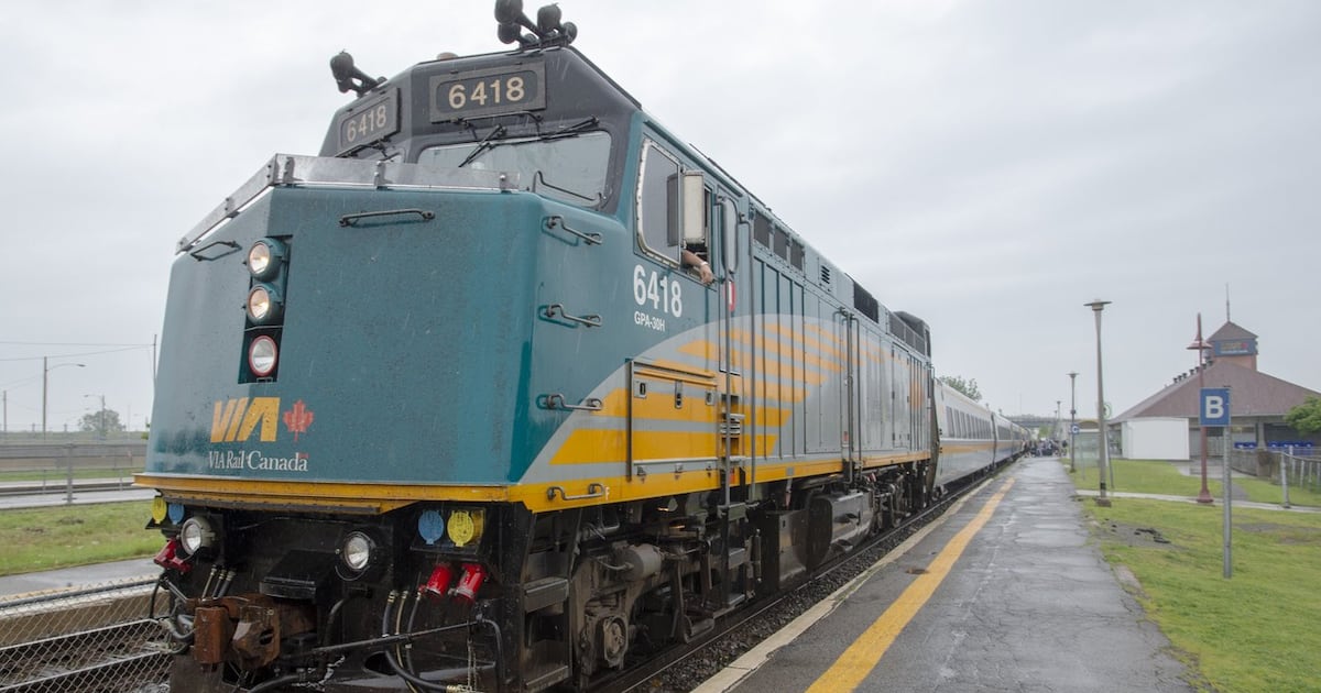 Feds to spend $1.9B to replace Via Rail locomotive fleet, build plant
