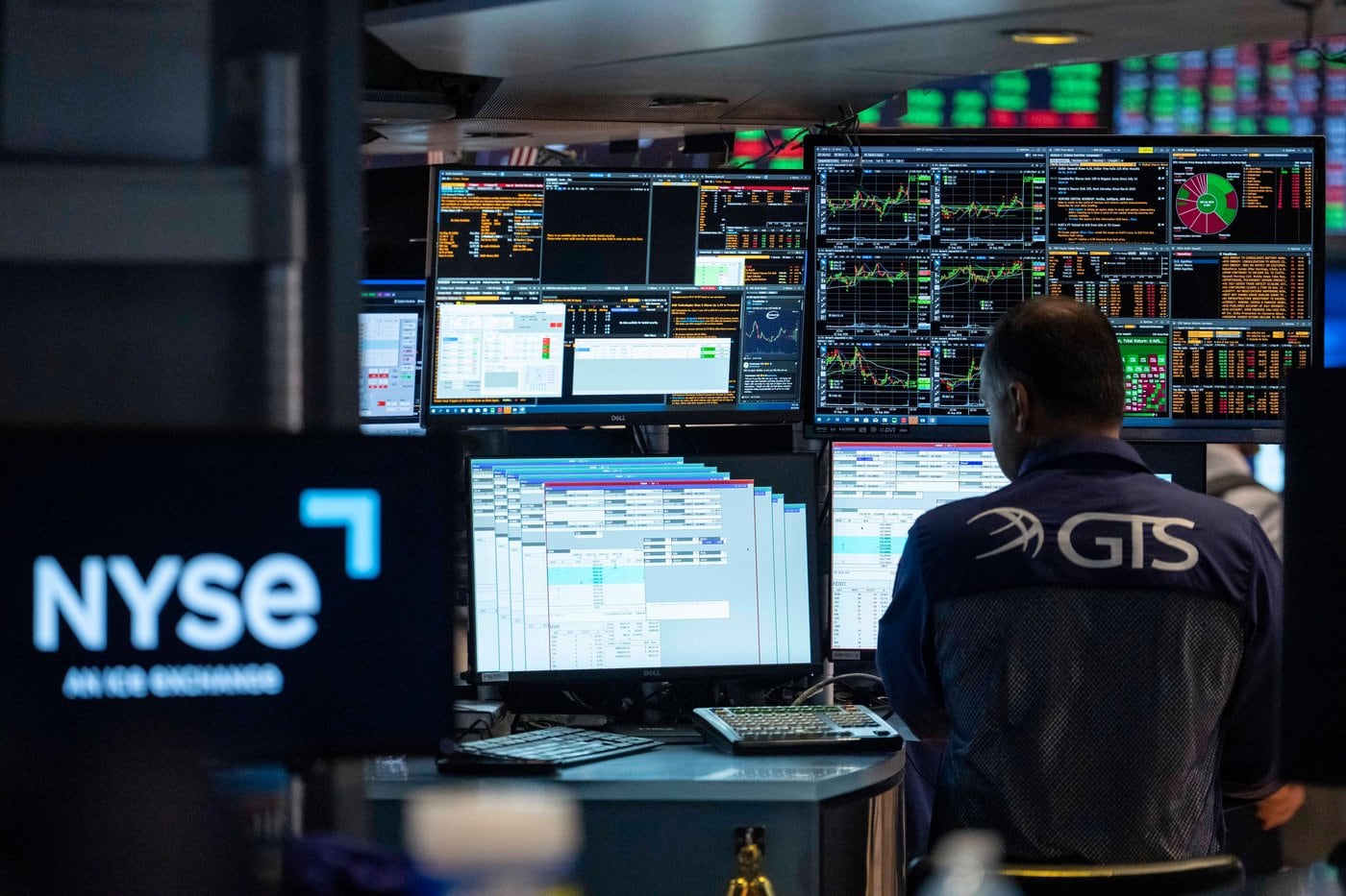 Markets today : U . S . stocks weighed down by extended tech sell - off