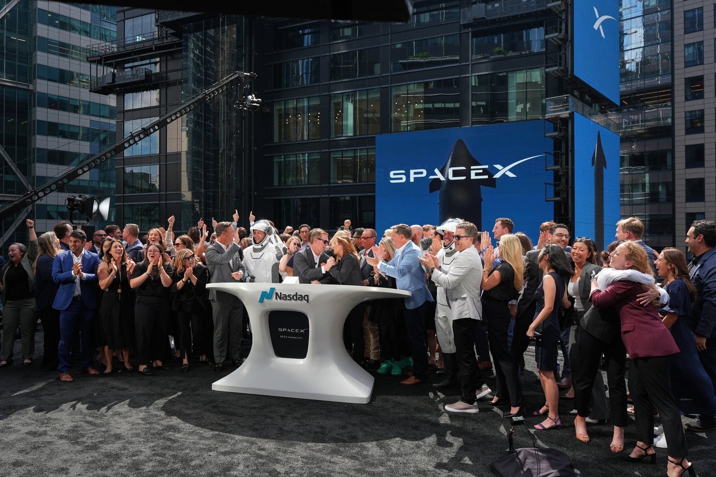 SpaceX : Wall Street banks are sky - high , investors remain cautious