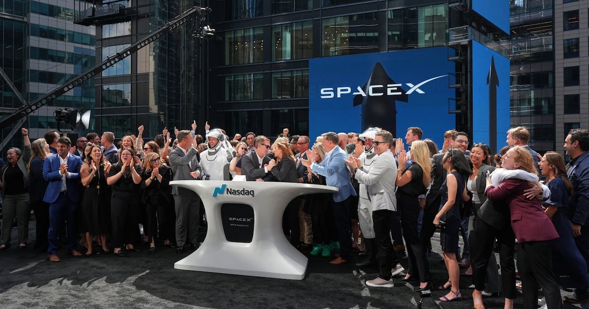 SpaceX's slide risks turning blockbuster IPO into confidence test