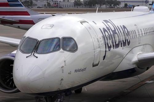 JetBlue flags higher fuel costs, benefits from Spirit shutdown