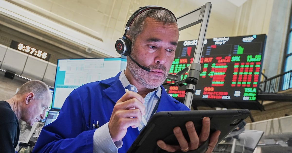 Inflation Fears Rattle Wall Street: US Stocks Retreat from Record Highs Amid Bond Market Pressure