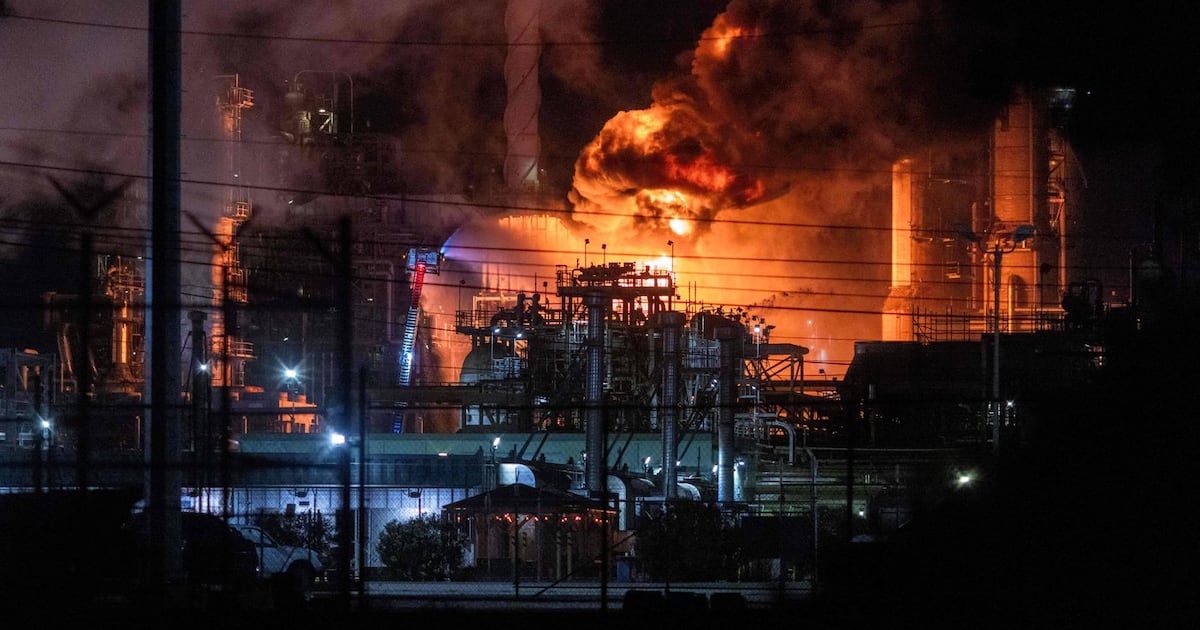 Massiver Brand bricht in Chevron-Raffinerie vor den Toren von Los Angeles ...