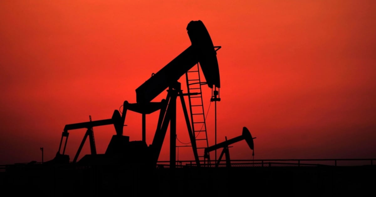 U.S. crude inventories rise by most in 3.5 years as exports slump