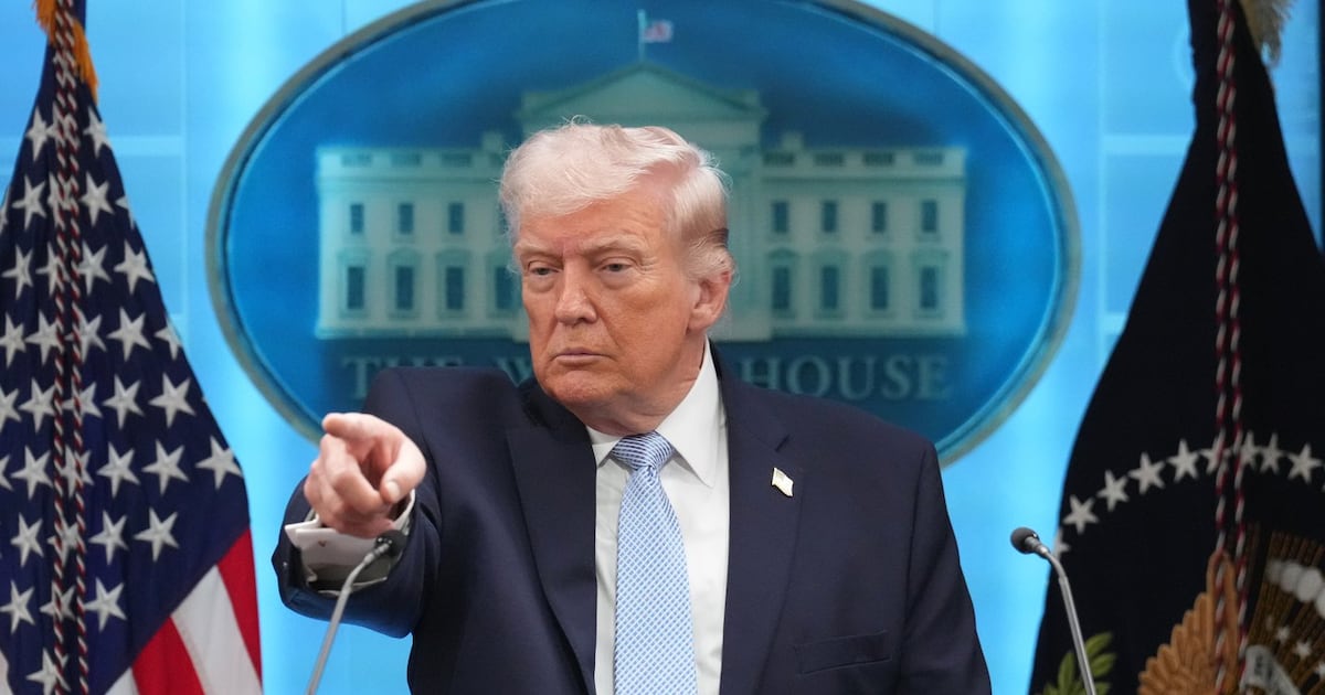 Trump kündigt 50-prozentige Zölle für Länder an, die den Iran mit Waffen ...